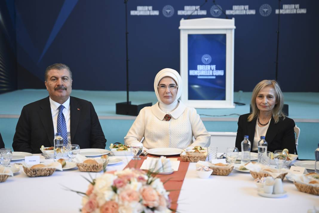 Emine Erdoğan İstanbul’da hemşire ve ebelerle bir araya geldi 4